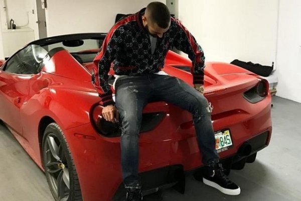 Страхотна класика за всеки уважаващ себе си футболен гараж. Това Ferrari 458 Spyder е малко &bdquo;по-надуто&ldquo; от тези на други негови колеги от отбора. Ferrari е любимата марка на Бензема още от детството, признава самият той. В Instagram нападателя на Реал може да бъде видян да кара 488 Pista, 488 Spider и GTC4 Lusso.